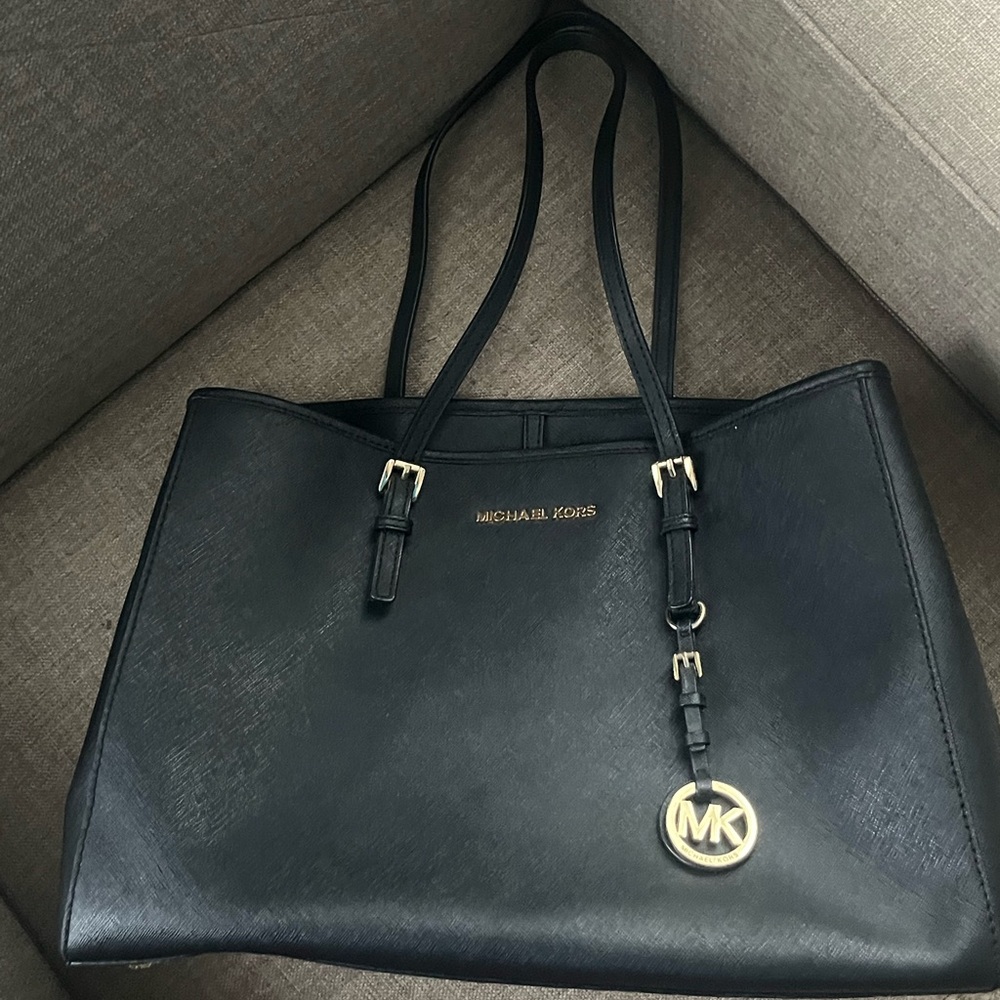 Black EUC Michael Kors bag